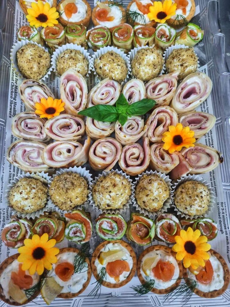 Десертна маса с мини сладкиши от KOKO FOODS – изискан кетъринг от Казанлък