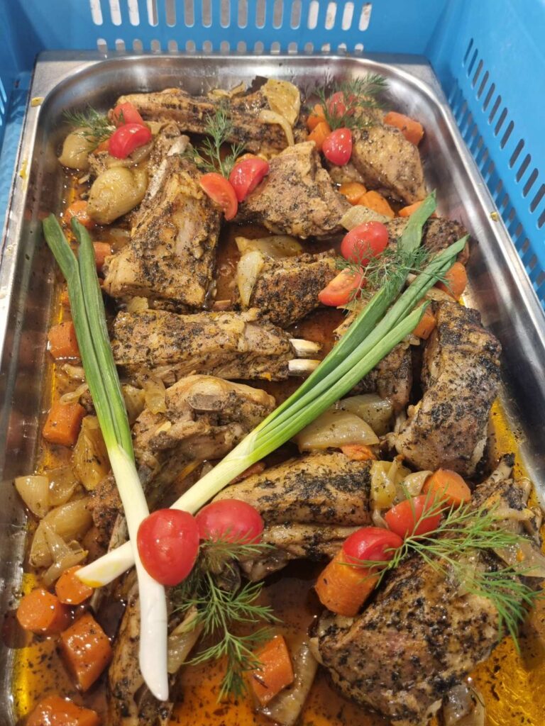 Агнешко печено с лук, моркови, домати и пресни билки – домашно ястие от Koko Foods Казанлък