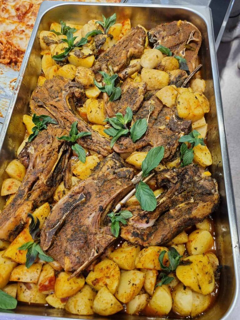 Агнешко с картофи и пресни билки – домашно ястие от Koko Foods Казанлък