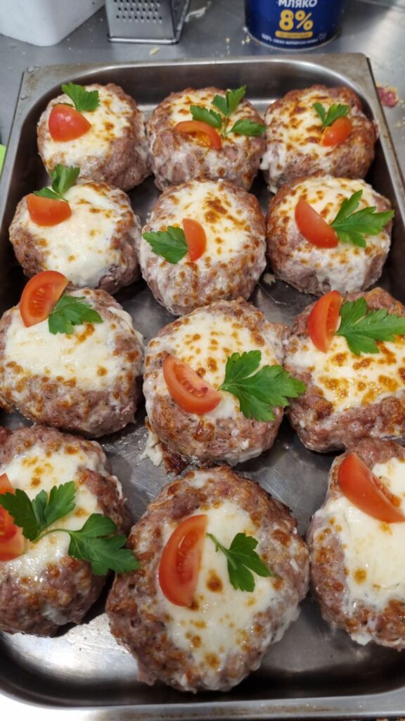 Гнездо от кайма с разтопен кашкавал – основно ястие от Koko Foods Казанлък