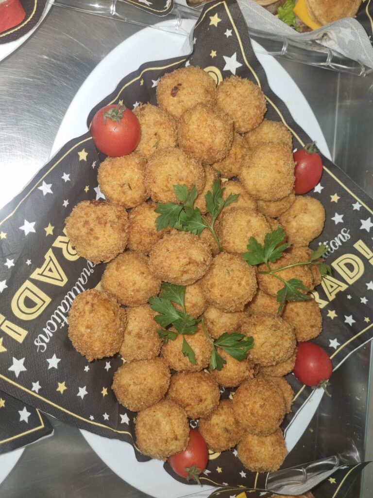 Хрупкави сирена – популярна кетъринг хапка от KOKO FOODS, приготвена в Казанлък