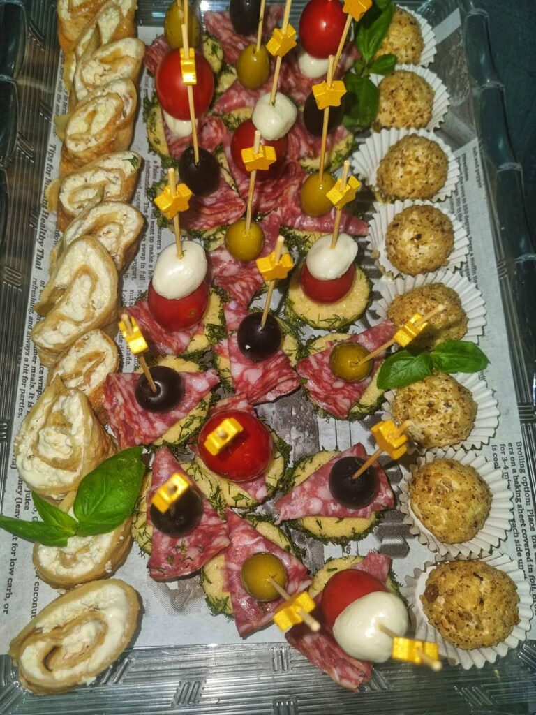 Кетъринг хапки с шпек, моцарела и маслини – парти плата от Koko Foods Казанлък