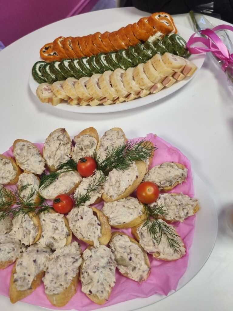 Кетъринг маса с плата и хапки, обслужена от KOKO FOODS в Казанлък – перфектна за празнични и фирмени събития