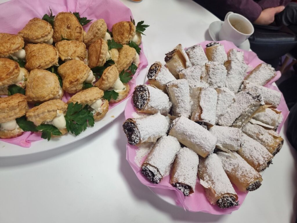 Примерна кетъринг маса с подредени плата, хапки и салати от KOKO FOODS в Казанлък