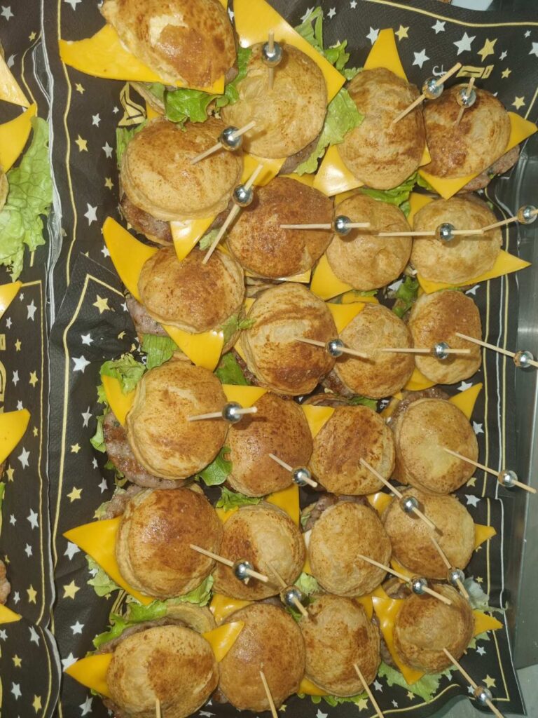 Мини бургерчета с местен вкус – кетъринг хапки от KOKO FOODS, приготвени в Казанлък