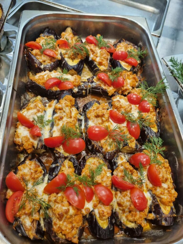 Пълнен патладжан с кайма и зеленчуци – домашно основно ястие от Koko Foods Казанлък