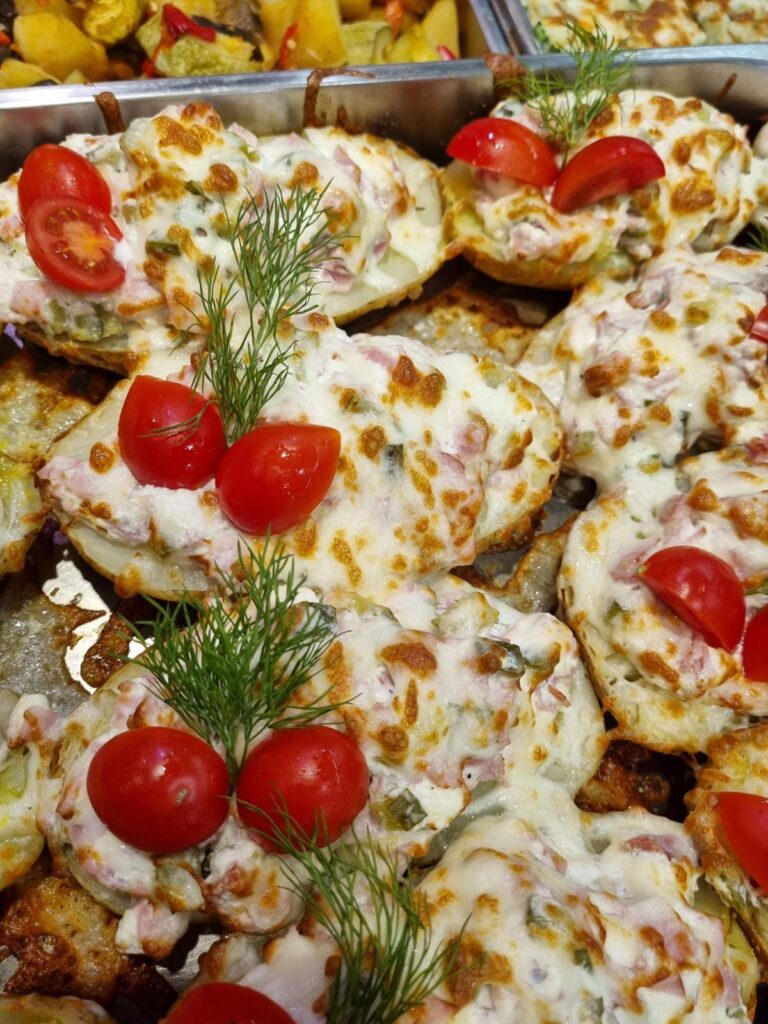 Пълнени картофи с шунка, запечен кашкавал и пресни чери домати – Koko Foods Казанлък