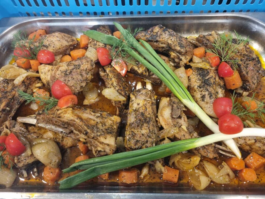 Печени агнешки ребра с лук, моркови, пресни билки и чери домати – Koko Foods Казанлък