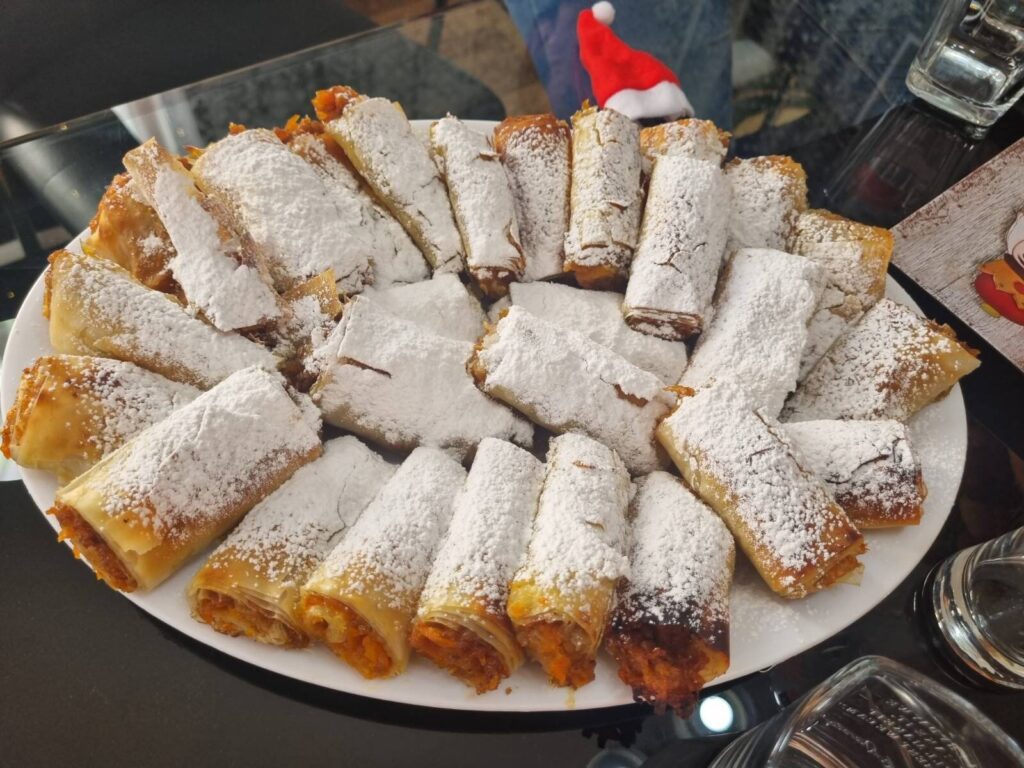 Кетъринг плата с хапки и мезета за рожден ден от KOKO FOODS, приготвени в Казанлък