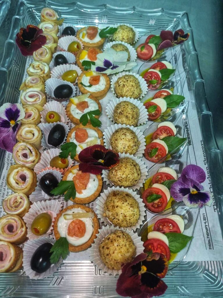 Плата с кетъринг хапки – тарталети със сирене, рулца с шунка и капрезе от Koko Foods Казанлък