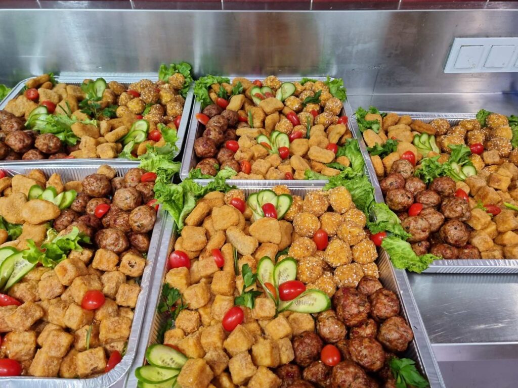 Кетъринг плато с топли хапки и свежа украса от KOKO FOODS – приготвено в Казанлък