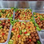 Кетъринг плато с топли хапки и свежа украса от KOKO FOODS – приготвено в Казанлък