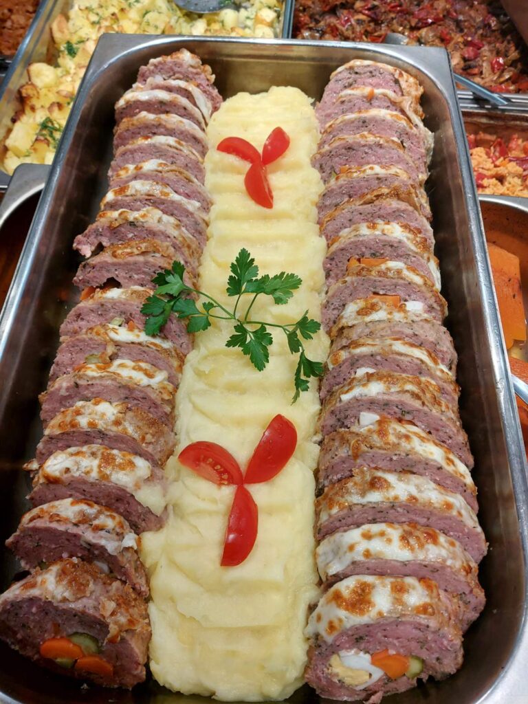 Руло Стефани – класическо основно ястие от Koko Foods Казанлък