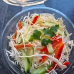 Салата от зеле, краставици и червена чушка – готова порция в кутия от Koko Foods Казанлък