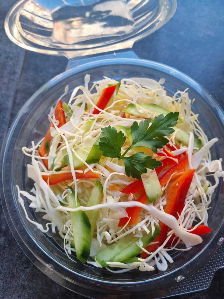 Салата от зеле, краставици и червена чушка – готова порция в кутия от Koko Foods Казанлък