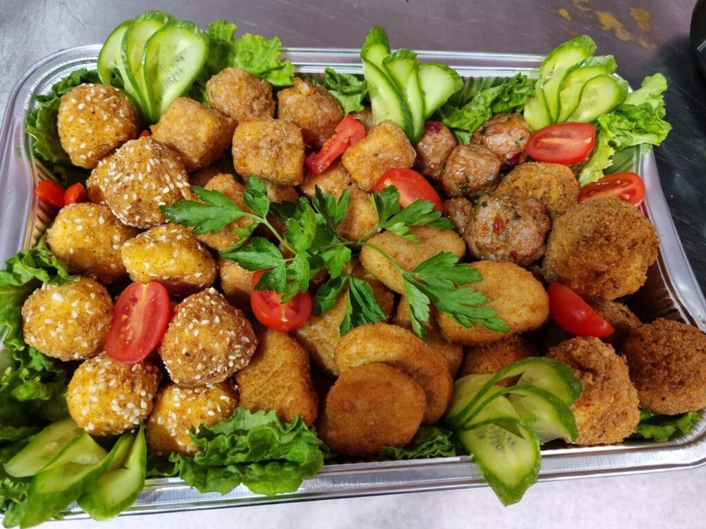 Смесена порция с топли хапки от KOKO FOODS – кетъринг ястие, приготвено в Казанлък