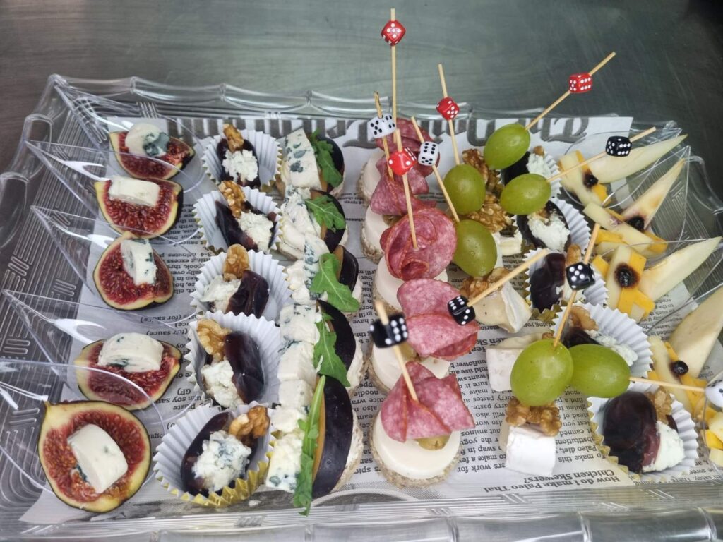 Гурме хапки със сирена, смокини и салами – Koko Foods Казанлък