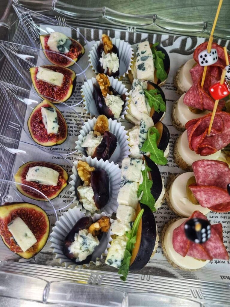 Гурме хапки със сирена, смокини и салами – Koko Foods Казанлък