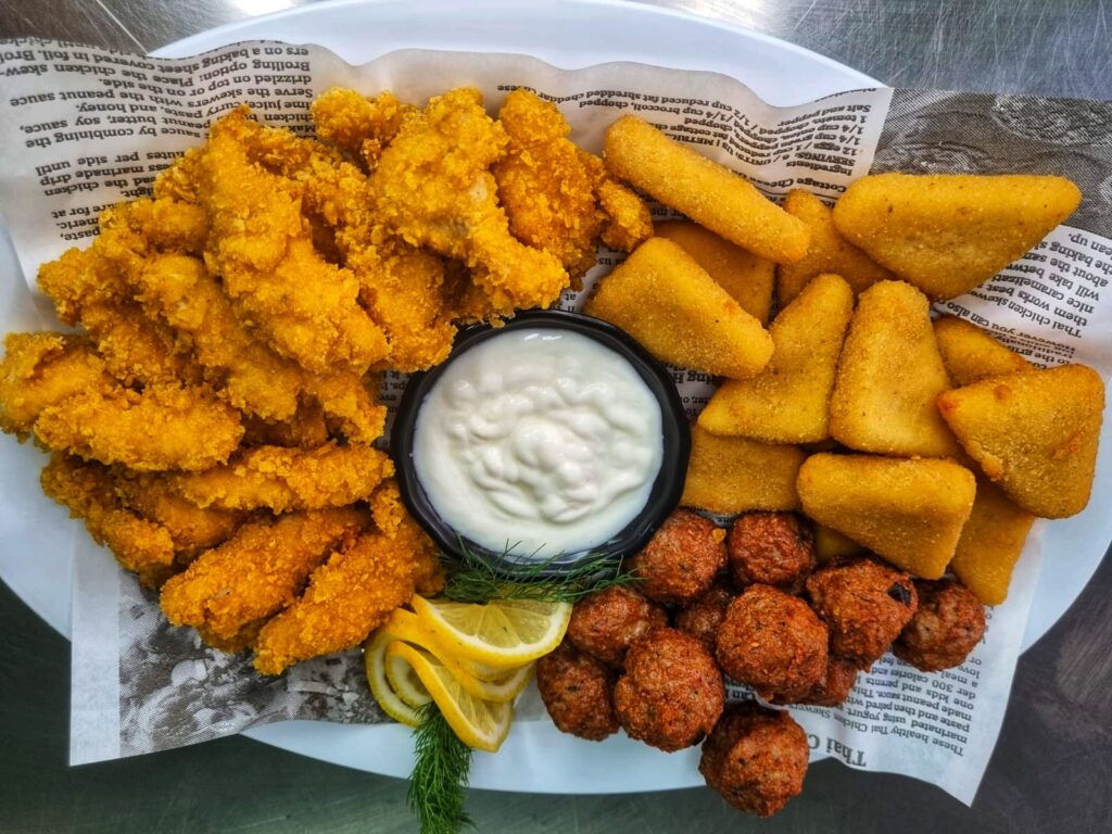 Плато с панирани пилешки филенца, кашкавалчета и топчета – Koko Foods Казанлък