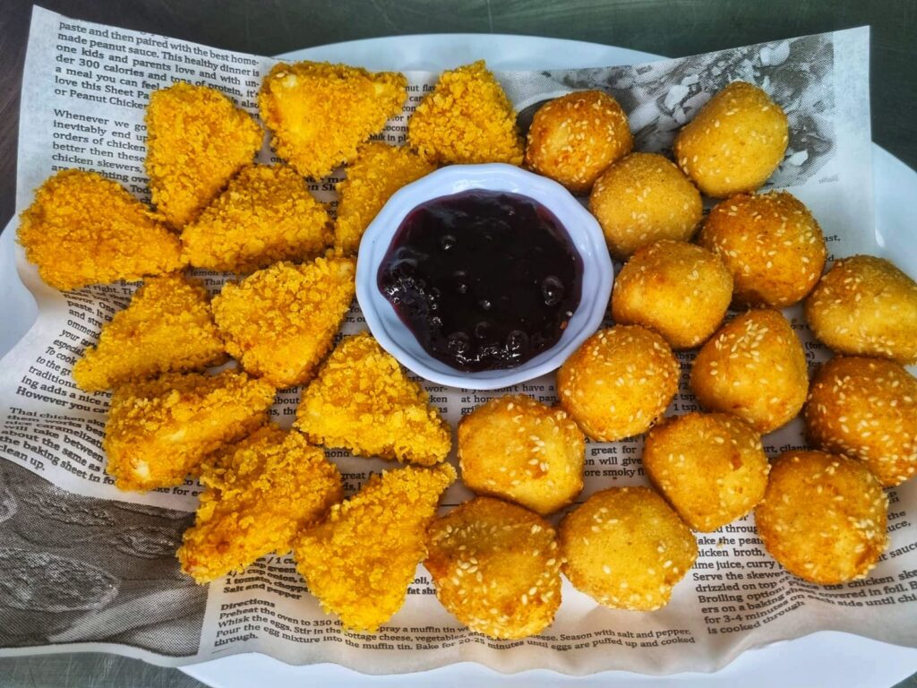 Плато с панирани пилешки филенца, кашкавалчета и топчета – Koko Foods Казанлък