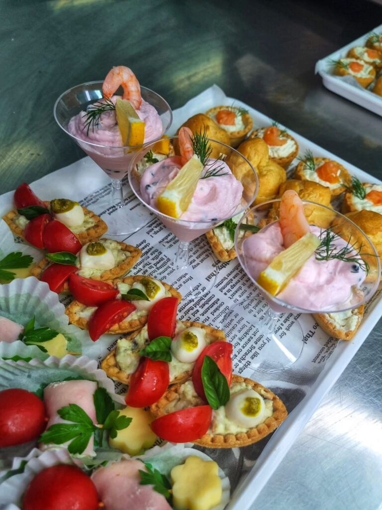 Смесено гурме плато с тарталетки, мус със скариди и хапки – Koko Foods Казанлък