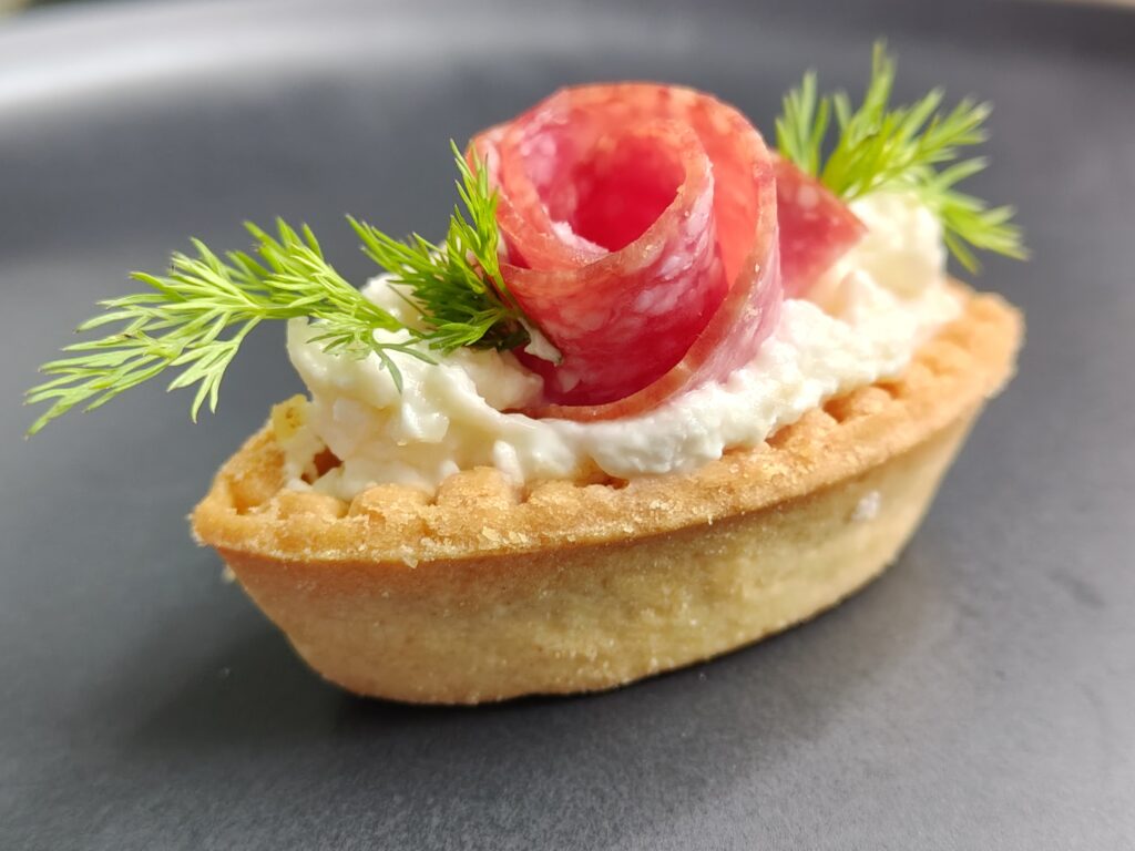 Солена тарталета с млечен мус и колбас – Koko Foods Казанлък