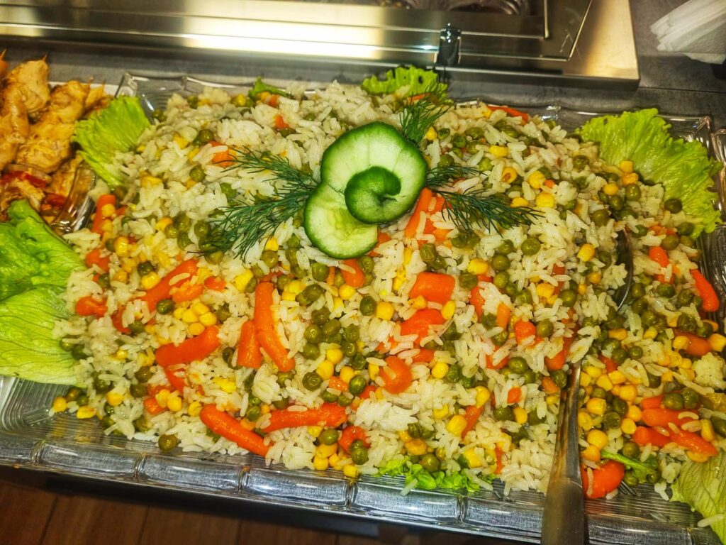 Тава с ориз със зеленчуци за кетъринг в Казанлък – Koko Foods