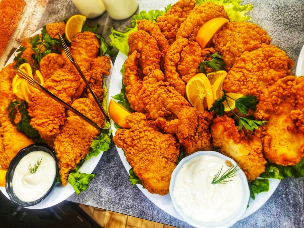 Панирани шницели за кетъринг с чеснов сос в Казанлък – Koko Foods