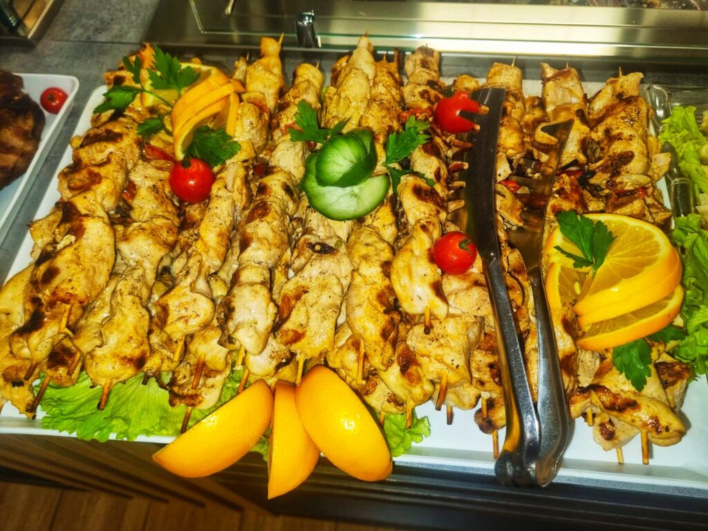Шишчета от пилешко месо на скара, поднесени в тава за кетъринг – Koko Foods