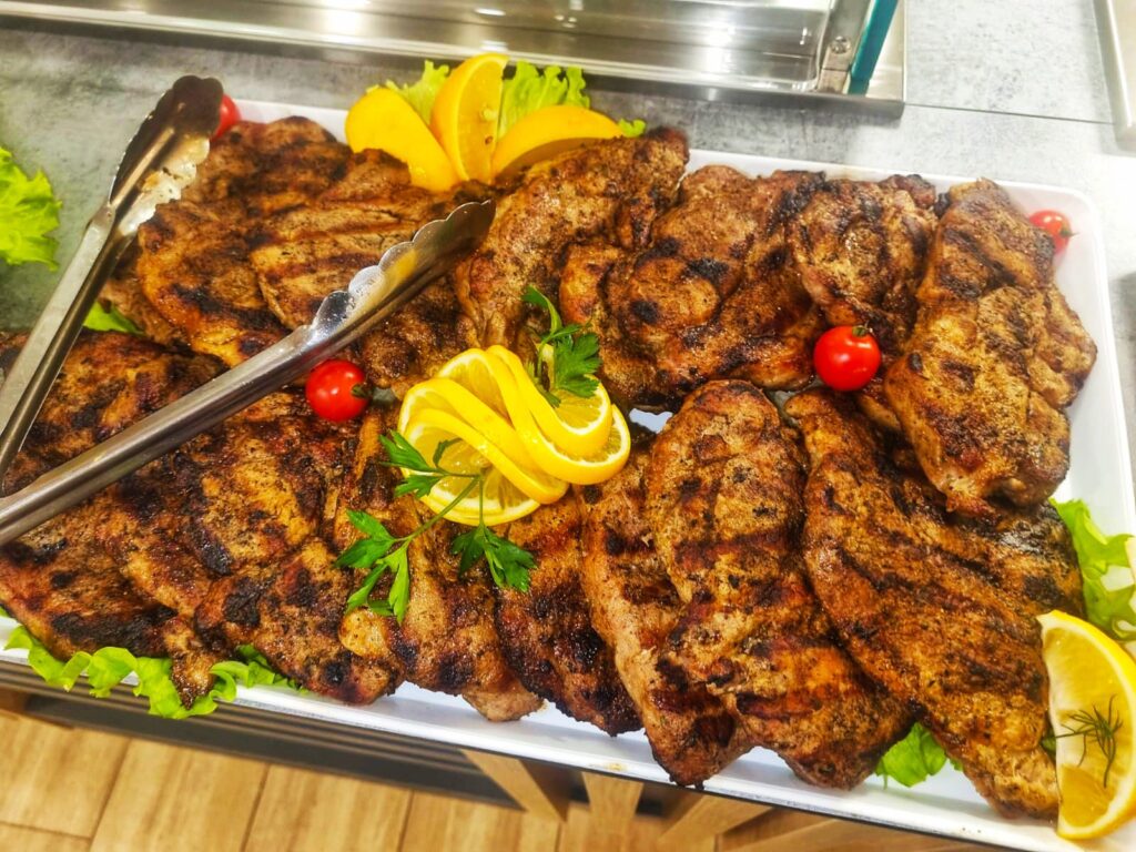 Пържоли на скара с лимон, поднесени с подправки – домашно приготвено месо от Koko Foods